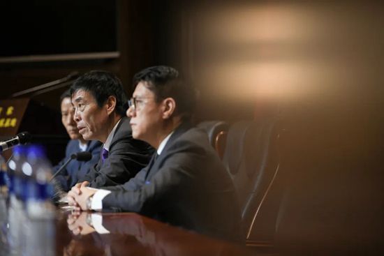王雨纯露臀